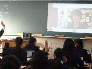 小論文講演会がリモートで実施されました。