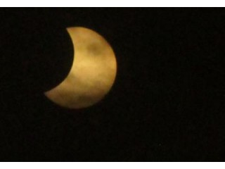 日食観察後に、太陽と月の見かけの大きさを計測しました。