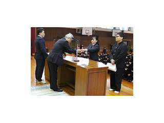 表彰式・３学期始業式を行いました。