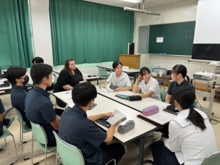 SEI（英語特別講師）の先生が専門教科の授業を行っています。
