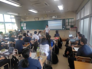 3年理数科と英語科の交流授業（英語科生徒による英語指導）