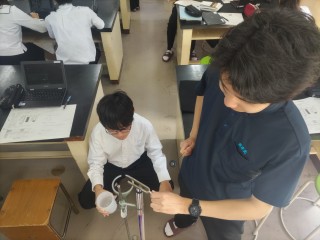 ２年普通科物理基礎・物理「気柱共鳴によるおんさの振動数測定」