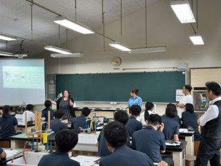 SEI（英語特別講師）の先生を迎えたGSSの授業を行っています。