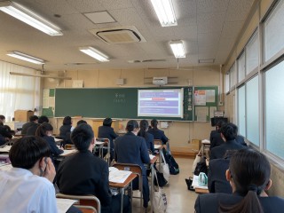 第３学年小論文講演会